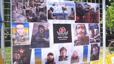 На виставці, яку організували під час забігу представлені світлини захисників Маріуполя та Азовсталі. На виставці, яку організували під час забігу представлені світлини захисників Маріуполя та Азовсталі.