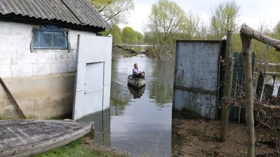 У човні на городі: як жителі Новгород-Сіверщини пристосувалися до цьогорічної повені