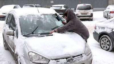 Лучанка Оксана розчищає свій автомобіль Лучанка Оксана розчищає свій автомобіль
