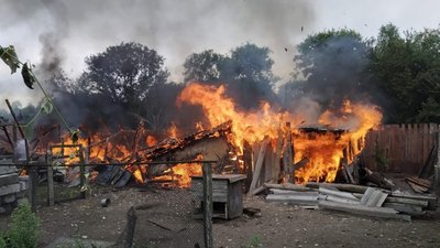 Намагалися загасити самі: на Чернігівщині згоріли два сараї, авто та житловий будинок