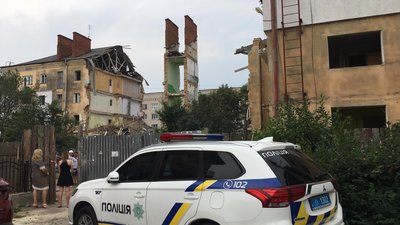У Дрогобичі обвалилася частина другого під'їзду на Грушевського 101/1 У Дрогобичі обвалилася частина другого під'їзду на Грушевського 101/1