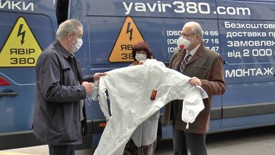 Полтавським медикам передали півтори тисячі захисних костюмів