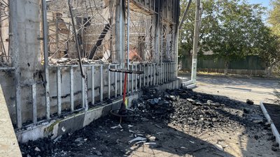 "Снаряди влучили в дах. Балкони та вікна розбиті, зруйнований під'їзд". Херсонці розповіли про наслідки атаки армії РФ "Снаряди влучили в дах. Балкони та вікна розбиті, зруйнований під'їзд". Херсонці розповіли про наслідки атаки армії РФ
