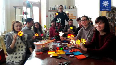 Кропивницькі патрульні навчали містян виготовляти флікери