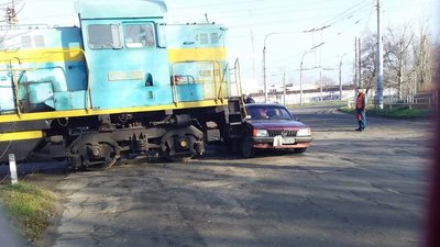 У Херсоні поїзд взяв на таран "Opel"