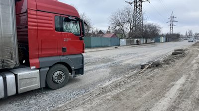 У Полтаві місцеві скаржаться на розбиту дорогу біля Київського вокзалу