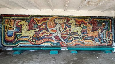 "Мозаїки — це не "совок", їх робили українці для українських міст і сіл". Як дизайнерка чистить мозаїки у селах Буковини "Мозаїки — це не "совок", їх робили українці для українських міст і сіл". Як дизайнерка чистить мозаїки у селах Буковини
