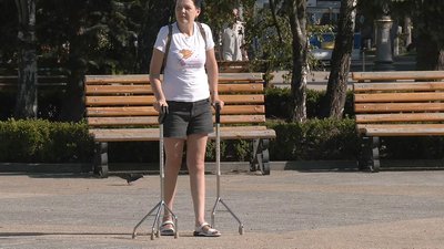 Знову вчиться ходити: у Черкасах переселенка з Мар'їнки проходить реабілітацію