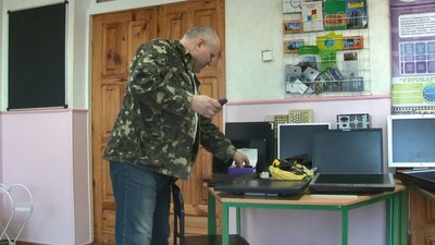 У Черкасах пенсіонери розбирають непотрібну техніку, аби допомогти ЗСУ У Черкасах пенсіонери розбирають непотрібну техніку, аби допомогти ЗСУ