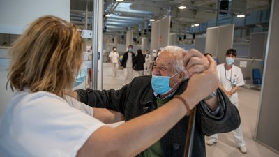 Літні люди мають удвічі вищі шанси повторно захворіти на COVID-19 — дослідження