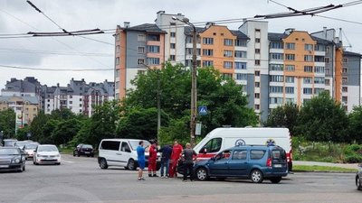 На Прикарпатті зіткнулися легкова автівка та "швидка"