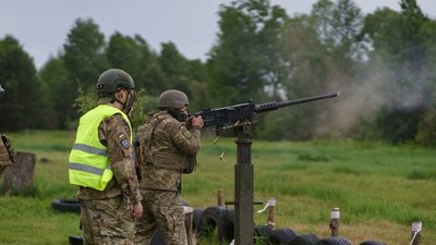 Український військовий з безпілотником
