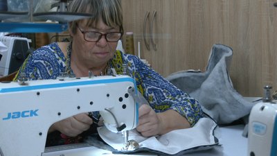 Матеріали закінчуються, а потреби — ні: у Черкасах волонтерки шиють ковдри для захисників та переселенців