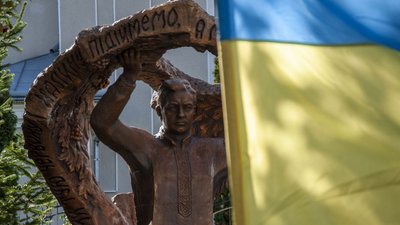 Пам'ятник Степану Чарнецькому у Шманьківцях Пам'ятник Степану Чарнецькому у Шманьківцях
