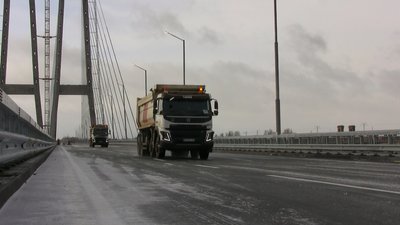 У Запоріжжі конструкцію вантового мосту випробовують на міцність 30 вантажівок У Запоріжжі конструкцію вантового мосту випробовують на міцність 30 вантажівок