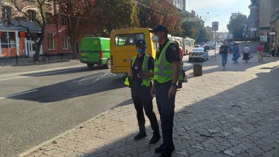 У Тернополі поліцейські перевіряють дотримання карантинних вимог у громадському транспорті У Тернополі поліцейські перевіряють дотримання карантинних вимог у громадському транспорті