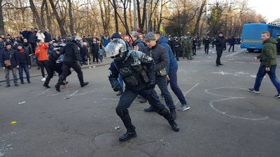 Біля Ради сталися нові сутички Біля Ради сталися нові сутички