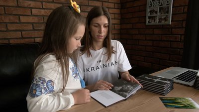 Лучанка за час дії воєнного стану написала та видала поетичну збірку. Гроші від продажів книги передає волонтерам Лучанка за час дії воєнного стану написала та видала поетичну збірку. Гроші від продажів книги передає волонтерам