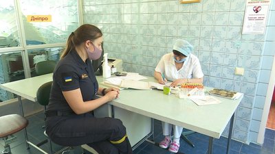 Напередодні Дня донора в Дніпрі десятки людей здали кров (репортаж) Напередодні Дня донора в Дніпрі десятки людей здали кров (репортаж)