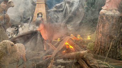 Частина шопки з вогнем, який палає та димить