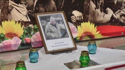 На честь загиблих учасників АТО у Вінниці встановили меморіальні дошки На честь загиблих учасників АТО у Вінниці встановили меморіальні дошки
