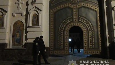 У Почаївській лаврі на Тернопільщині під час Великодньої служби були порушення вимог карантину У Почаївській лаврі на Тернопільщині під час Великодньої служби були порушення вимог карантину