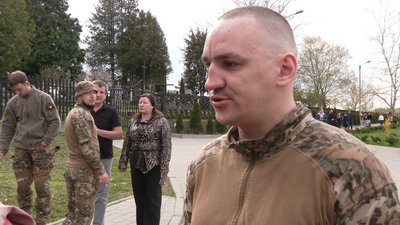 "Першим йшов у бій, останнім з нього виходив". У Вовчинці Івано-Франківської громади поховали воїна Олега Койляка "Першим йшов у бій, останнім з нього виходив". У Вовчинці Івано-Франківської громади поховали воїна Олега Койляка