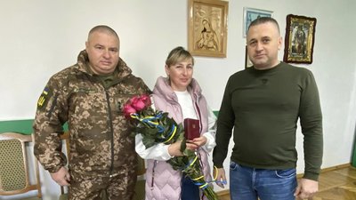 На Тернопільщині матері бійця вручили його нагороду На Тернопільщині матері бійця вручили його нагороду