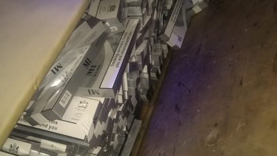 На кордоні у волинянина вилучили бус з прихованою контрабандою цигарок