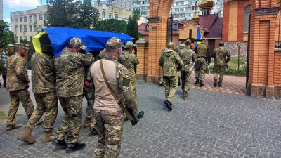 У Сумах поховали загиблого військового Олександра Шинкаренка У Сумах поховали загиблого військового Олександра Шинкаренка