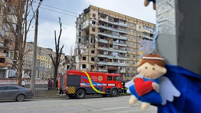 40 днів трагедії. Біля зруйнованого ракетним ударом будинку в Дніпрі провели панахиду за загиблими 40 днів трагедії. Біля зруйнованого ракетним ударом будинку в Дніпрі провели панахиду за загиблими