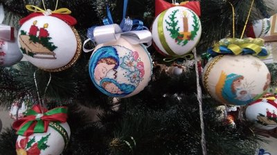 Жительки Тернопільщини вишили понад пів сотні прикрас для церковних ялинок Жительки Тернопільщини вишили понад пів сотні прикрас для церковних ялинок