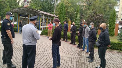 До мітингувальників вийшов начальник ГУ НП в Хмельницькій області Руслан Герасимчук Фото: Суспільне Плділля До мітингувальників вийшов начальник ГУ НП в Хмельницькій області Руслан Герасимчук Фото: Суспільне Плділля