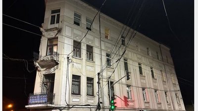 У Львові обвалився балкон із чоловіком поблизу ТРЦ