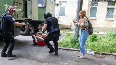 Справа Стерненка: активісти перекрили вулицю, поліція відсторонила кількох правоохоронців Справа Стерненка: активісти перекрили вулицю, поліція відсторонила кількох правоохоронців