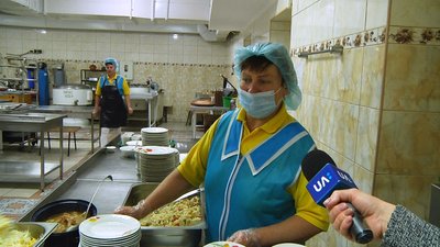 У Житомирській школі №28 учнів годують за новим меню У Житомирській школі №28 учнів годують за новим меню
