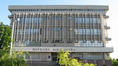 Книга, якій пів тисячі років, та видання у 8 кг. Репортаж з бібліотеки університету в Дніпрі Книга, якій пів тисячі років, та видання у 8 кг. Репортаж з бібліотеки університету в Дніпрі