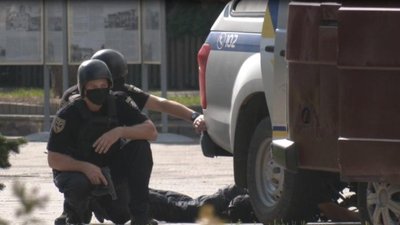 У центрі Луцька чоловік захопив заручників в автобусі. Їх звільнено У центрі Луцька чоловік захопив заручників в автобусі. Їх звільнено