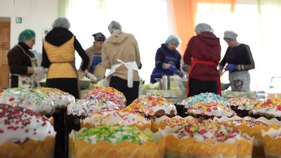 Сотня педагогів черкаської школи готує напівфабрикати та готові страви для бійців Сотня педагогів черкаської школи готує напівфабрикати та готові страви для бійців