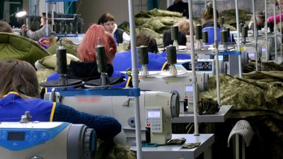 Понад 100 курток на день: у Чернігові підприємство шиє форму для ЗСУ