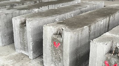 У Черкасах виготовляють бетонні блоки для укріплення блокпостів У Черкасах виготовляють бетонні блоки для укріплення блокпостів