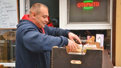 Збирають екіпірування та готують їжу. В Одесі працює об'єднання "Волонтери Старокінного ринку" Збирають екіпірування та готують їжу. В Одесі працює об'єднання "Волонтери Старокінного ринку"