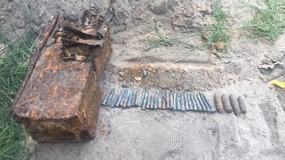 На Рівненщині під час робіт у полі знайшли артснаряди та кулеметні патрони