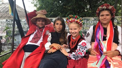 Багато людей приїжджають родинами Багато людей приїжджають родинами