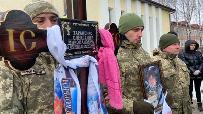 "Його образ — це великі карі очі": на Полтавщині попрощалися із сержантом Олександром Тараненком "Його образ — це великі карі очі": на Полтавщині попрощалися із сержантом Олександром Тараненком