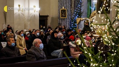 Різдвяна служба у Кафедральному соборі святого Олександра в Києві — фоторепортаж Різдвяна служба у Кафедральному соборі святого Олександра в Києві — фоторепортаж