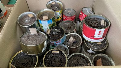 З церковних в окопні. На Миколаївщині священник віддає волонтерам огарки свічок З церковних в окопні. На Миколаївщині священник віддає волонтерам огарки свічок
