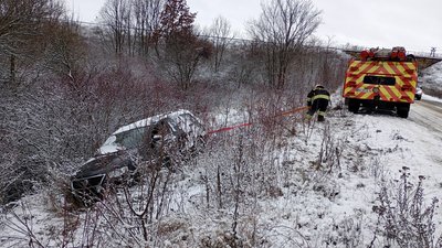 буксирують легковик з кювету