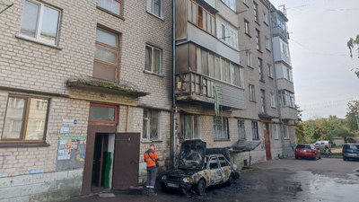У Житомирі загорівся автомобіль – вогнем пошкоджено прилеглий будинок У Житомирі загорівся автомобіль – вогнем пошкоджено прилеглий будинок