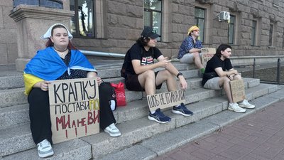 Миколаївці вчергове зібрались біля міськради на підтримку Михайла Федорова